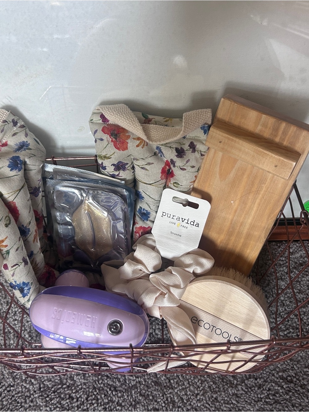 Pura Vida & EcoTools Home Spa Gift Set in Cream Floral gift set